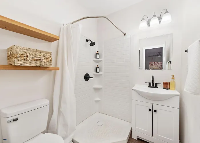Charming Midtown Apartment *